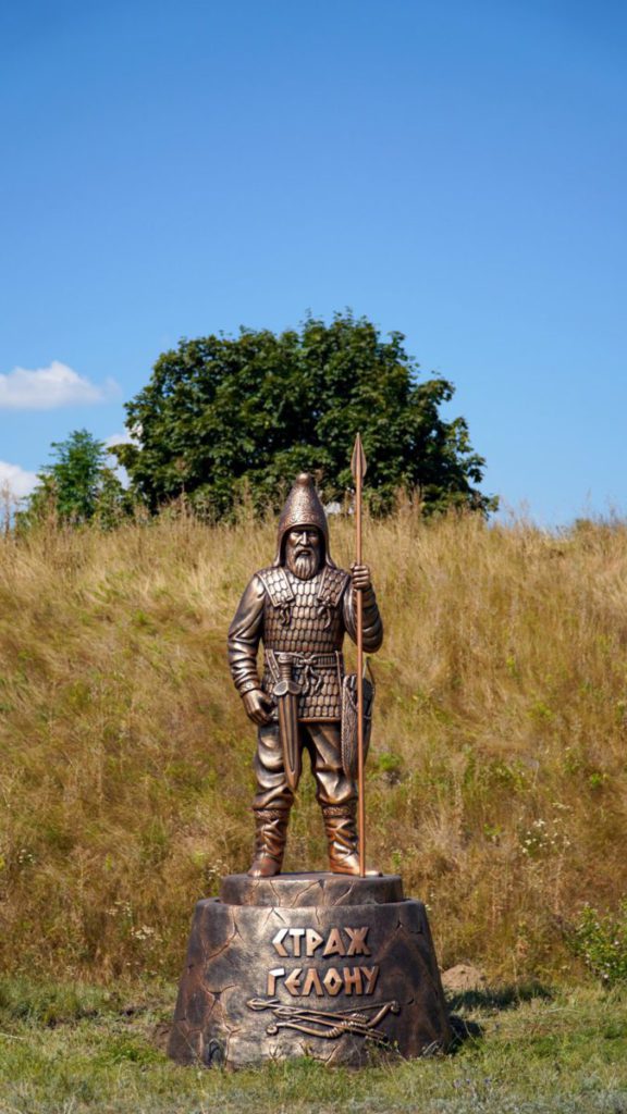 На Більському городищі встановили скульптуру скіфського воїна