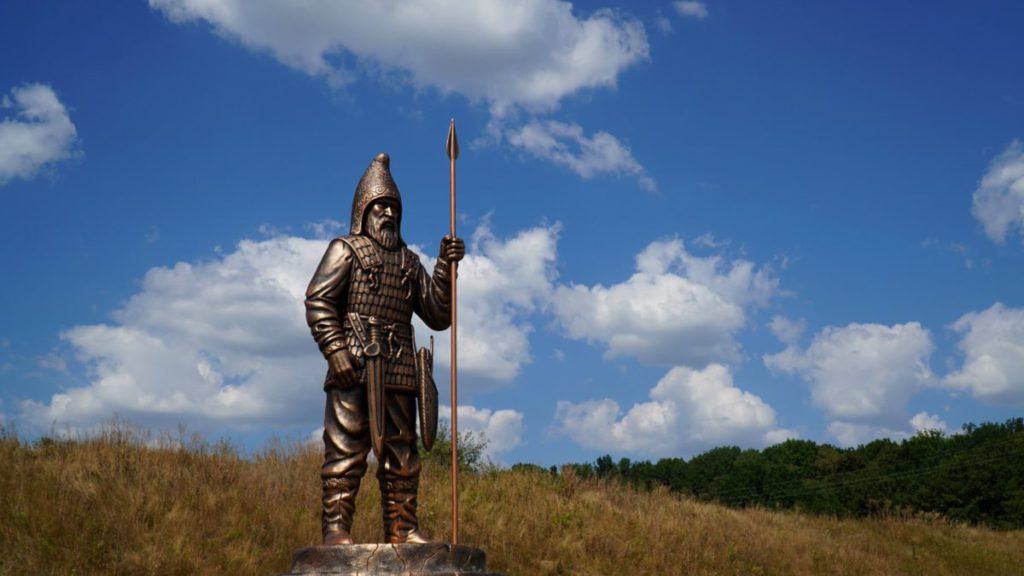 На Більському городищі встановили скульптуру скіфського воїна